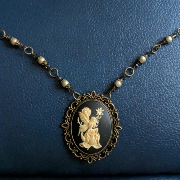 Fairy cameo necklace - Picture 2 of 4